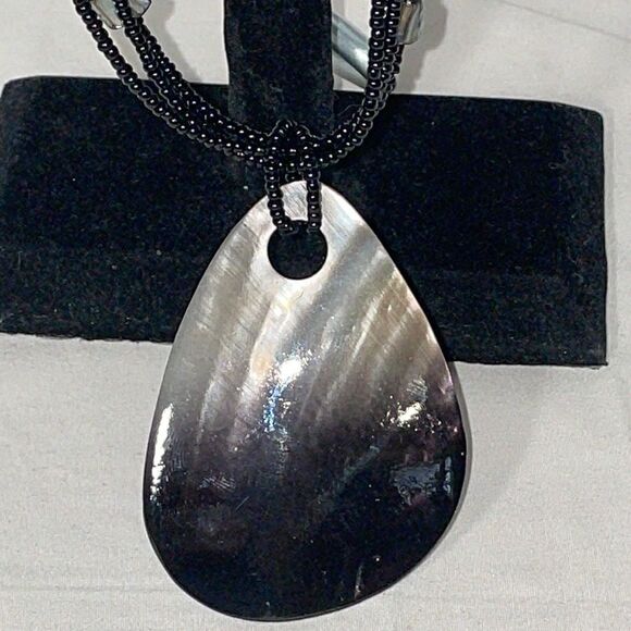 Beaded necklace with large shell emblem - Picture 4 of 8